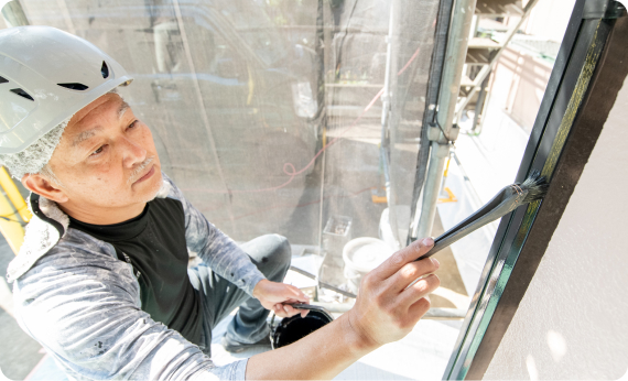 職人による塗装の様子