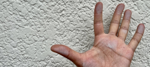 外壁を触ると白い粉がつく