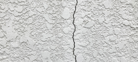 ひび割れた外壁