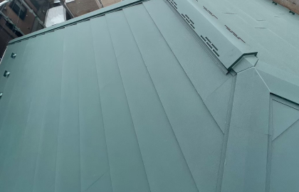 新しい屋根材を設置