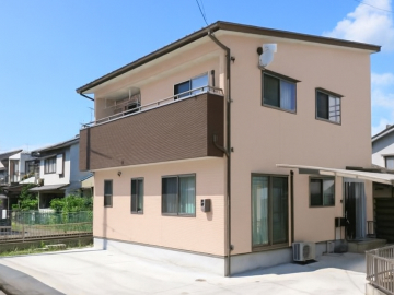 少し明るめのピンクベージュと温かみのあるココアブラウン