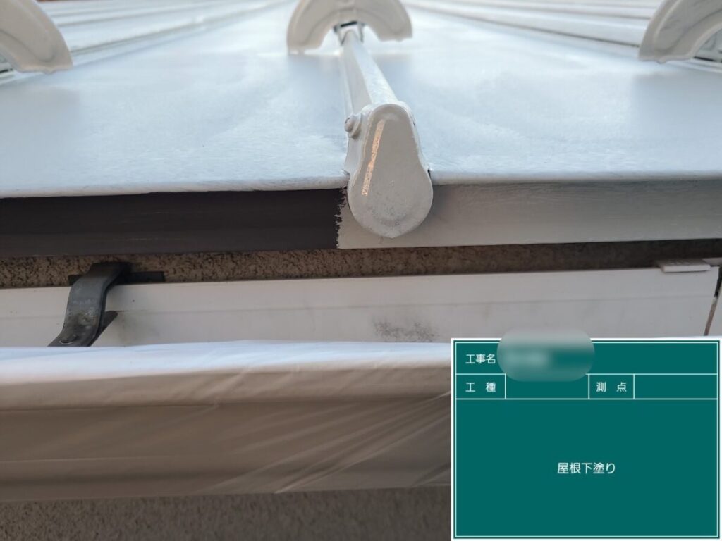 軒先の細部まで下塗り