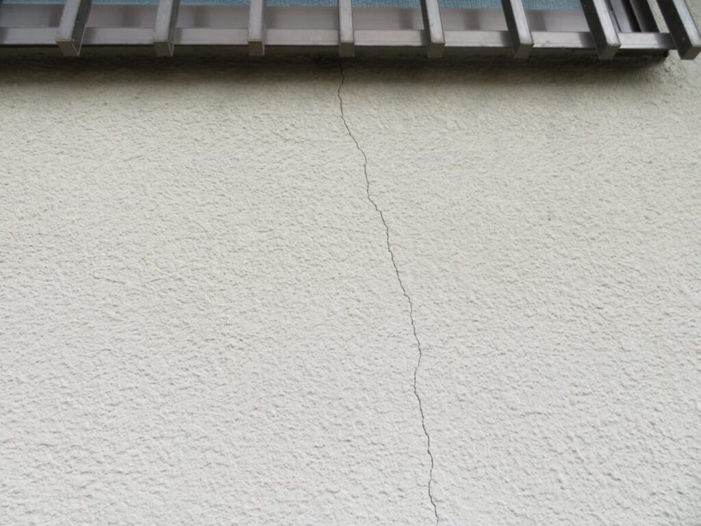 外壁ひび割れ