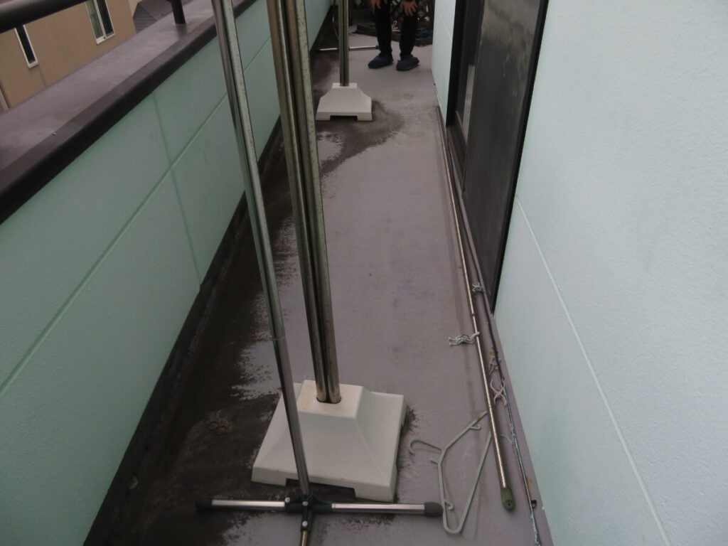 バルコニー床面の苔やカビ