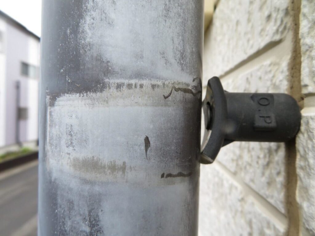 雨どいの金具破損