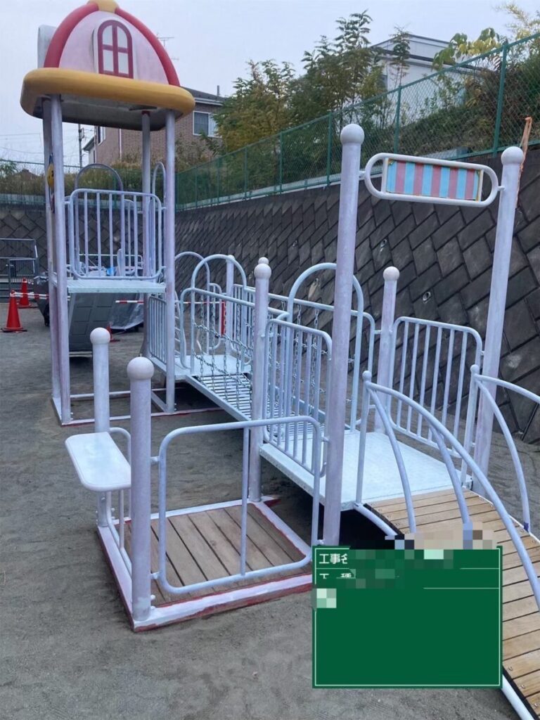 遊具の錆止め塗装