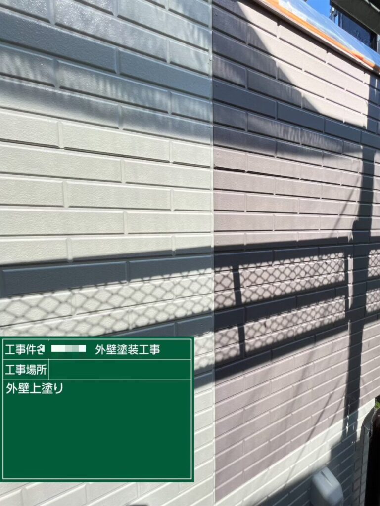 外壁上塗り左「ブロークンホワイト」右「グレージュ」