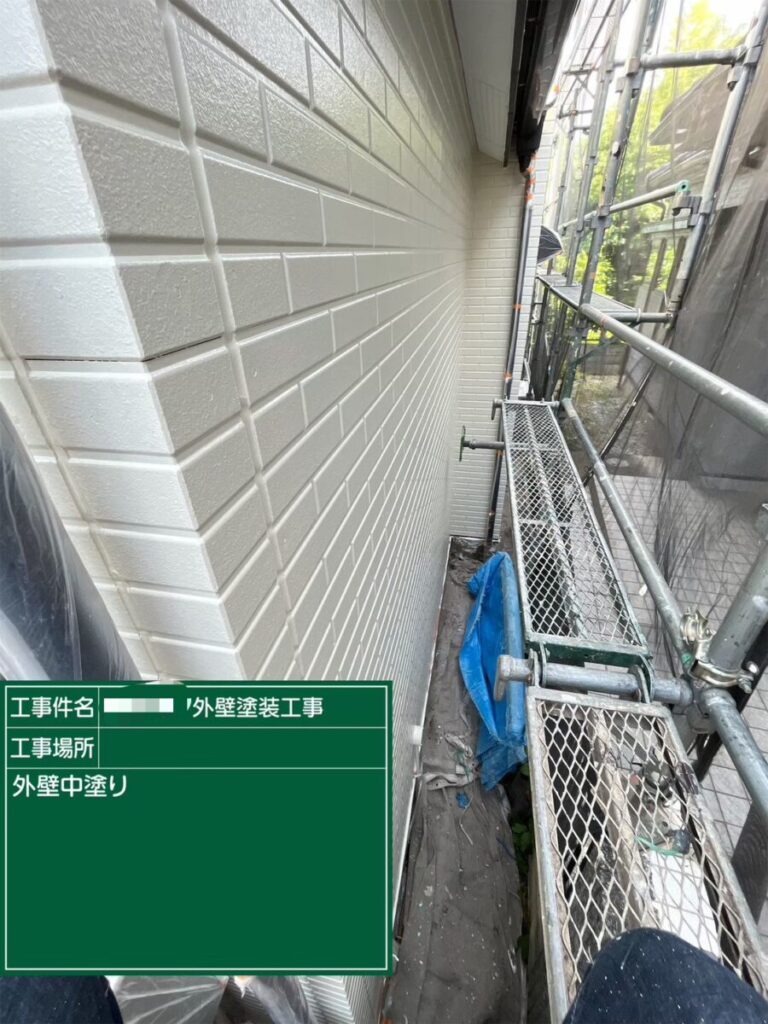 外壁中塗り「ブロークンホワイト」