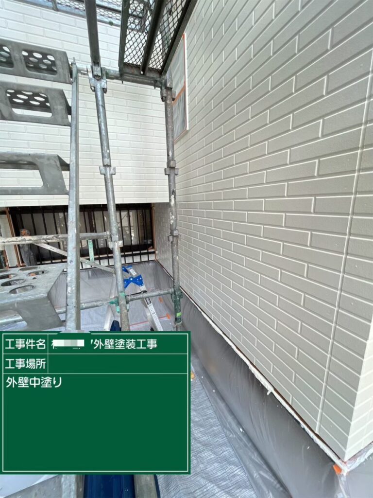 外壁中塗り「ブロークンホワイト」