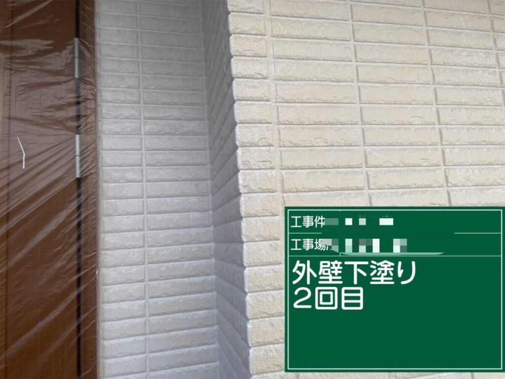 外壁の下塗り2回目