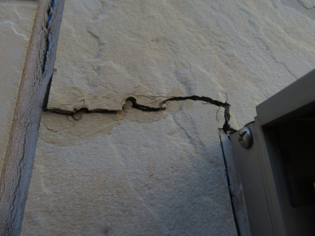外壁ひび割れ