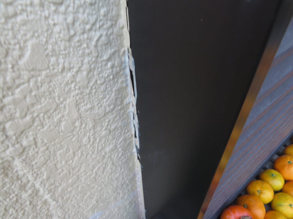 外壁前回塗料の剥がれ