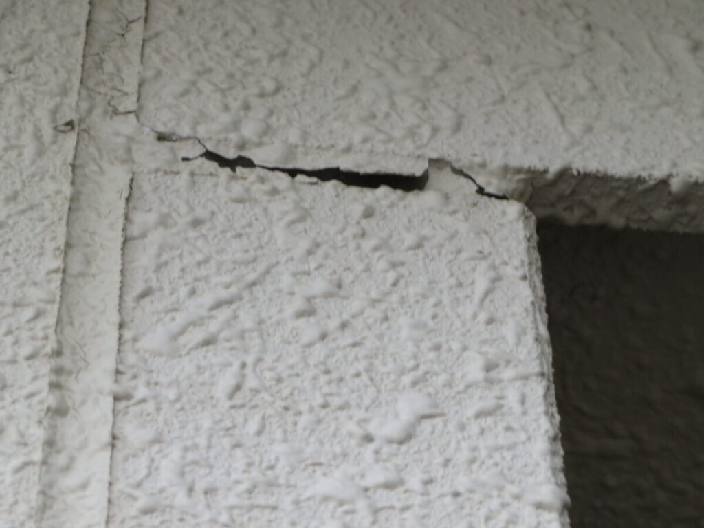 外壁のひび割れ