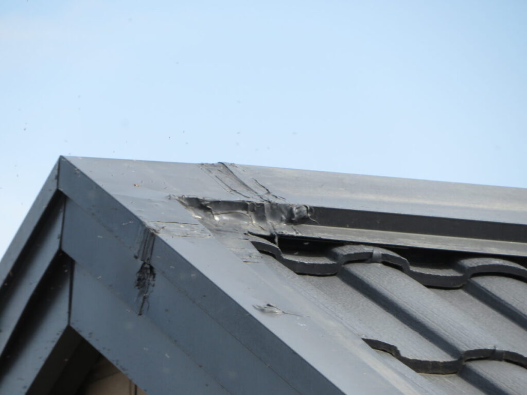 施工前・屋根棟板金