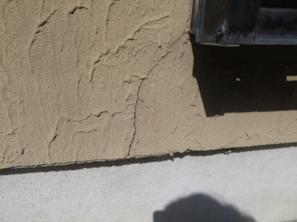 外壁ひび割れ